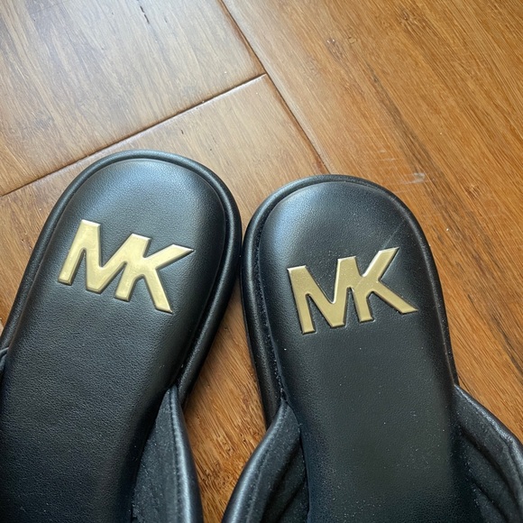 MK black sandal. - Picture 4 of 5